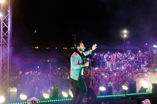 متفاعلاً مع الجمهور
