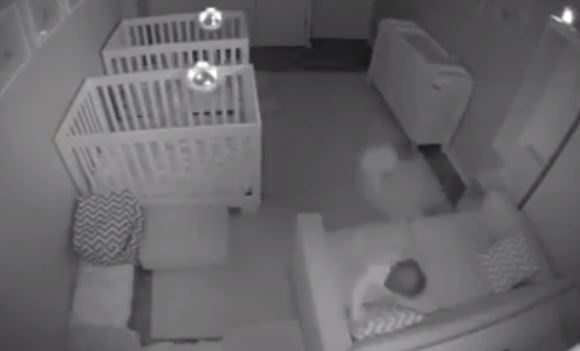 بالفيديو - كاميرا مراقبة تلتقط ماذا يفعل توأم داخل غرفة نومهما.. مدهش!