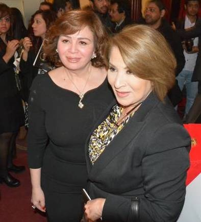 بالصورة - إلهام شاهين وبوسي معاً أمام الكعبة المشرفة.. وهذه رسالة شاهين!!