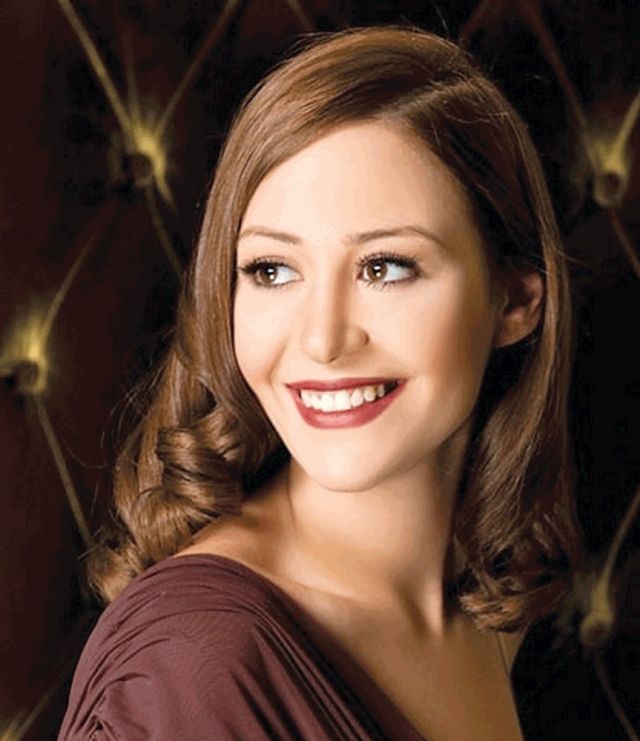 صورة نادرة لمنة شلبي بين ذراعيّ والدتها... شاهدوا كيف كانت في طفولتها