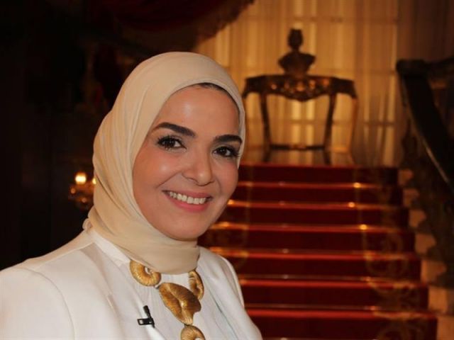 بالصور - ظهور نادر لابني منى عبد الغني كيف أصبح شكلهما؟