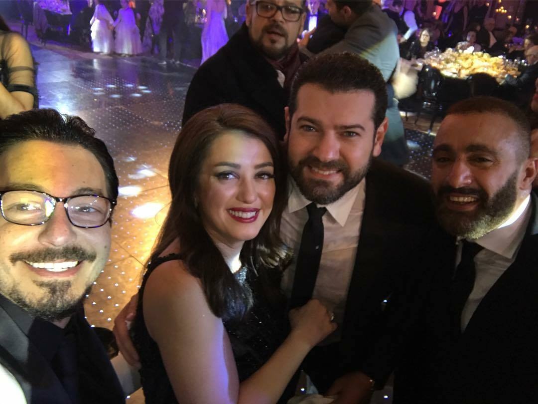 بالصورة - للمرة الأولى عمرو يوسف مع حماته وزوجته كندة علّوش... ما رأيكم بالعائلة!