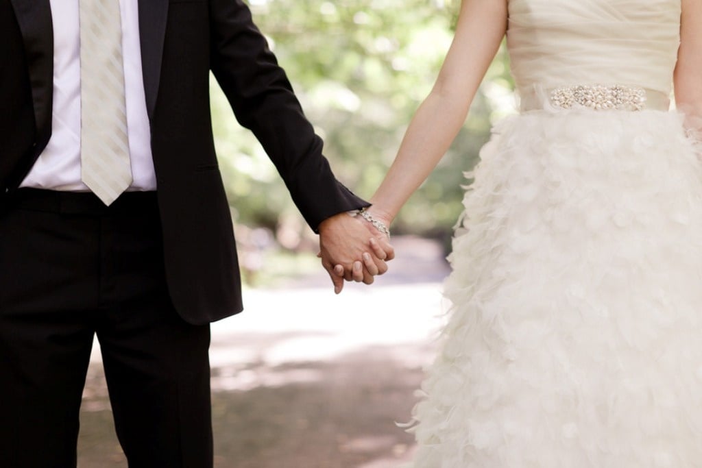 بالفيديو- عريس مصري يحوّل مطاراً سعودياً إلى صالة أفراح... هذا ما فعله وما حدث له