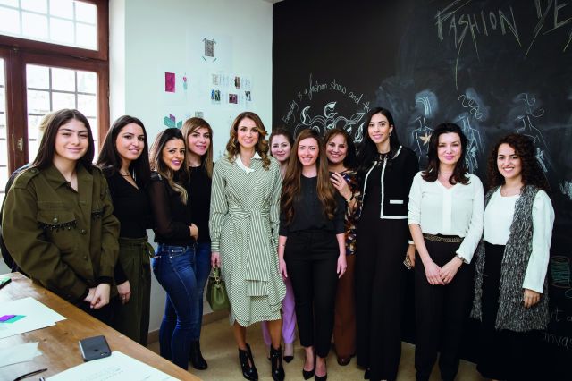 الملكة رانيا تجول على أقسام معهد تصميم عمان وتطلع على برامجه