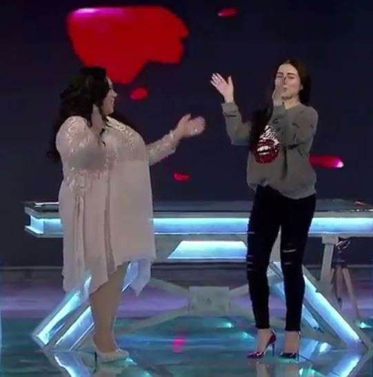 بالفيديو - مي عز الدين ترقص على المسرح.. وتثير الجدل بحذائها الغريب!