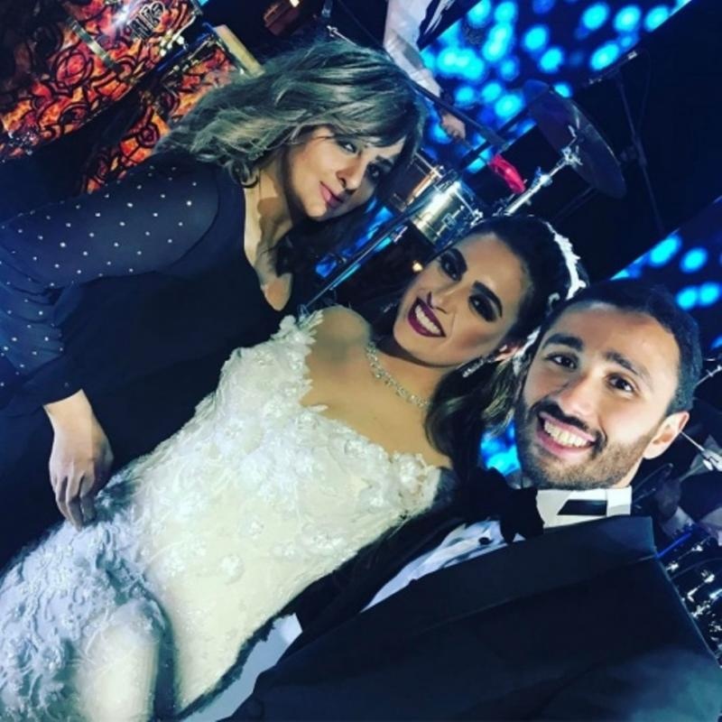 فيفي عبدو تنشر فيديو من كواليس زفاف ابنة صالح كامل وصفاء أبوالسعود... 128 ألف مشاهدة في يوم واحد!