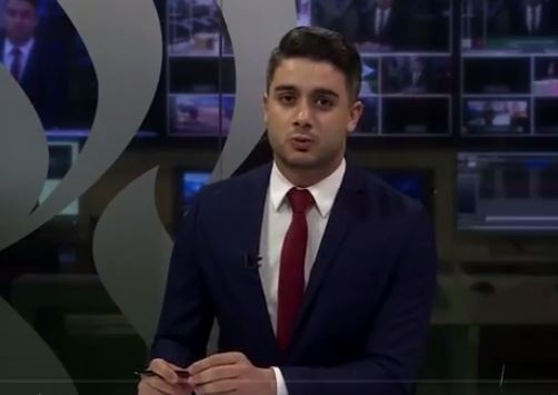 بالفيديو - مذيع يرتبك على الهواء بسبب والدته.. إليكم ماذا حصل!؟