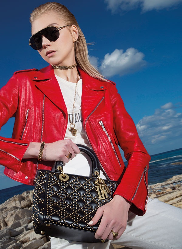 • سترة جلدية
• قميص قطني Dior (r)evolution
• سروال
• حقيبة Lady Dior مزينة بالمسامير
• نظارات شمسية
• قلادة 
• طوق حول العنق
• سوار  وخاتمان
الكل من Dior

