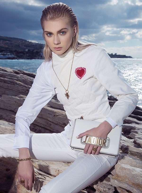 • سترة مضربة
• قميص قطني
• سروال 
• حقيبة J’Adior
• قلادة 
• سوار
• خاتمان
الكل من Dior