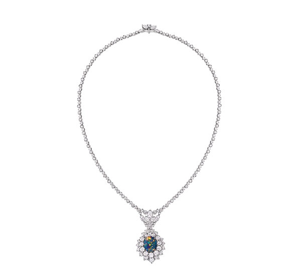 مجوهرات مترفة تحاكي العيون ببريقها وألوانها