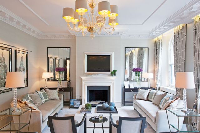 صالة الاستقبال الأولى تم تنسيقها بمقاعد مريحة وفي اطار كلاسيكي جديد