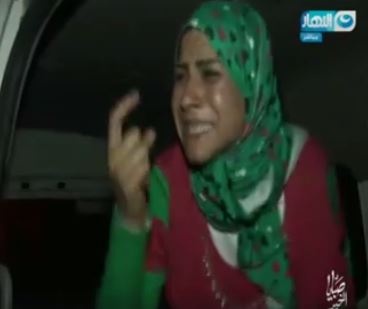 بالفيديو - قصة تهز مصر - عائلة تعذب ابنتها الكبرى بالضرب وتنزع عنها الحجاب في الشارع!!
