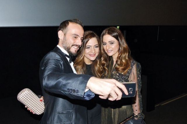 جوليا وصوفي بطرس مع جابر جوخدار