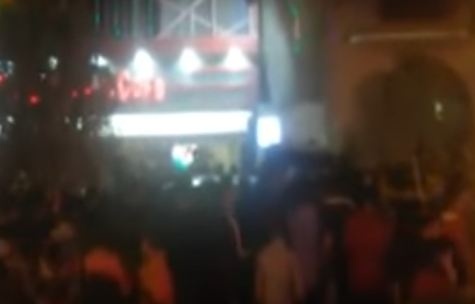 بالفيديو- تحرش جماعي بفتاة مصرية والشرطة تنقذها بإطلاق الرصاص