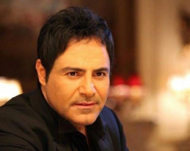 بالصور - عاصي الحلاني يؤدي العمرة.. شاهدوا كيف بدا