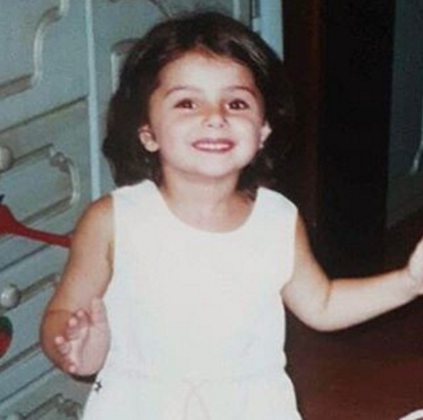 بالصور - خمنّوا هذه الطفلة أي نجمة عربية وساحرة أصبحت؟!