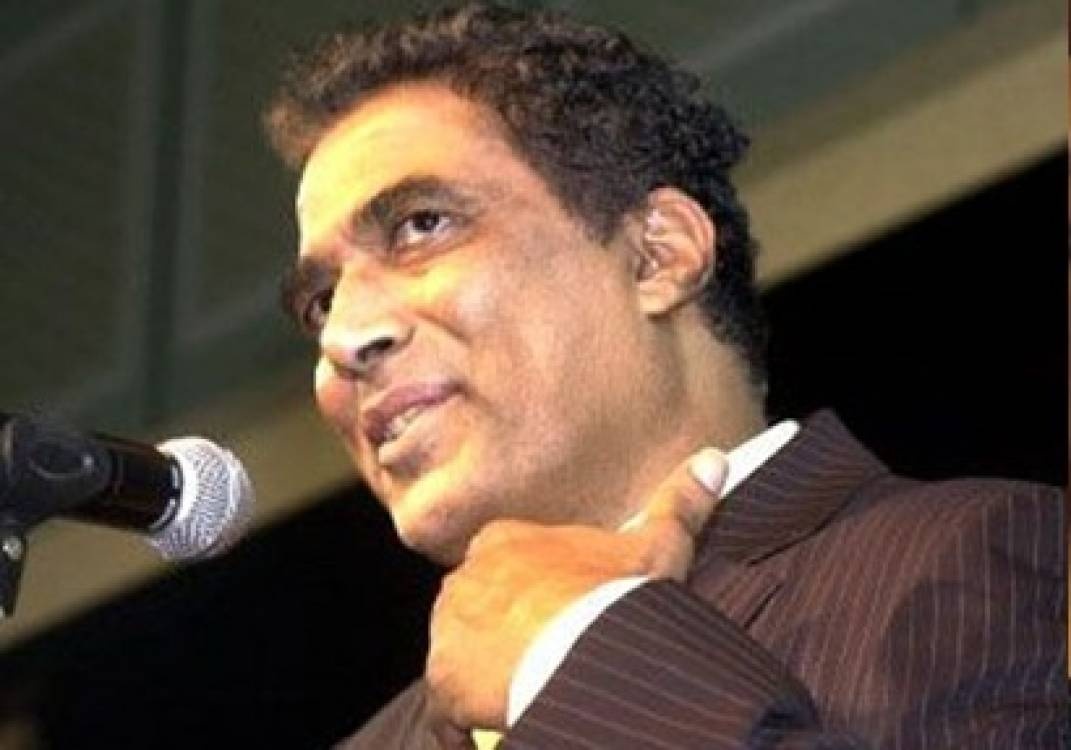 خفايا من حياة أحمد زكي في ذكرى رحيله... مشكلة والدته وزوجها التي دمرت حياته العاطفية!