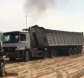 فيديو يشعل المواقع - ولي عهد دبي يسحب شاحنة ضخمة من الرمال.. شاهدوا شجاعته!!