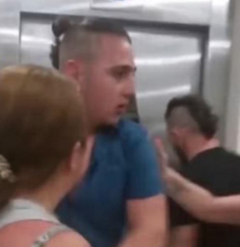 بالفيديو - علق في المصعد لساعات.. لن تصدقوا تصرفه الصادم بعد نجاته!!