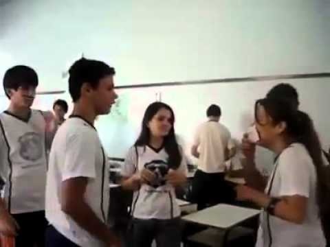 مراهق يحب فتاة في المدرسة يلجأ لحيلة عجيبة كي يراها... ماذا حصل لهما؟!