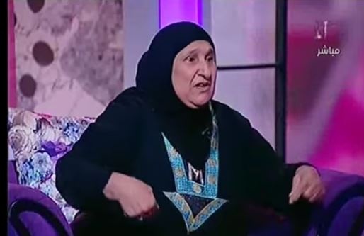 بالفيديو - في مصر.. عجوز تروي تفاصيل محاولة اغتصابها داخل توكتوك!!