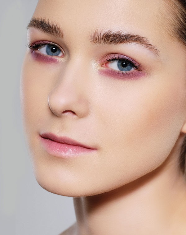 إنها فتاة اليوغا النباتية -
تمتاز ببشرتها النقية وعنقها الطويل. إنها امرأة ترغب في التواصل بعمق مع الحياة.