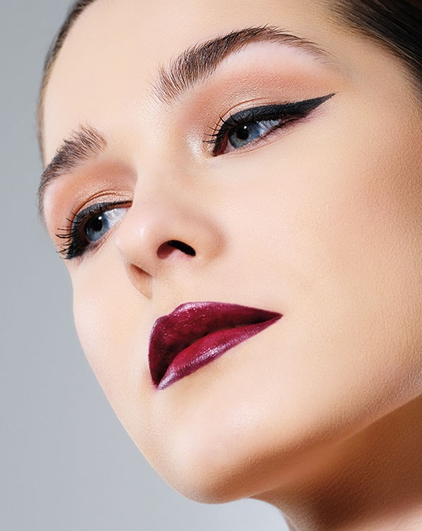 المرأة الفنية -
إنها أنيقة ومثقفة. تحب الفن والموسيقى