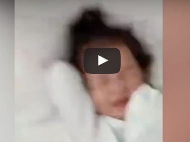 فيديو ليس لأصحاب القلوب الضعيفة - أب يضرب ابنته إنتقاماً من زوجته!!