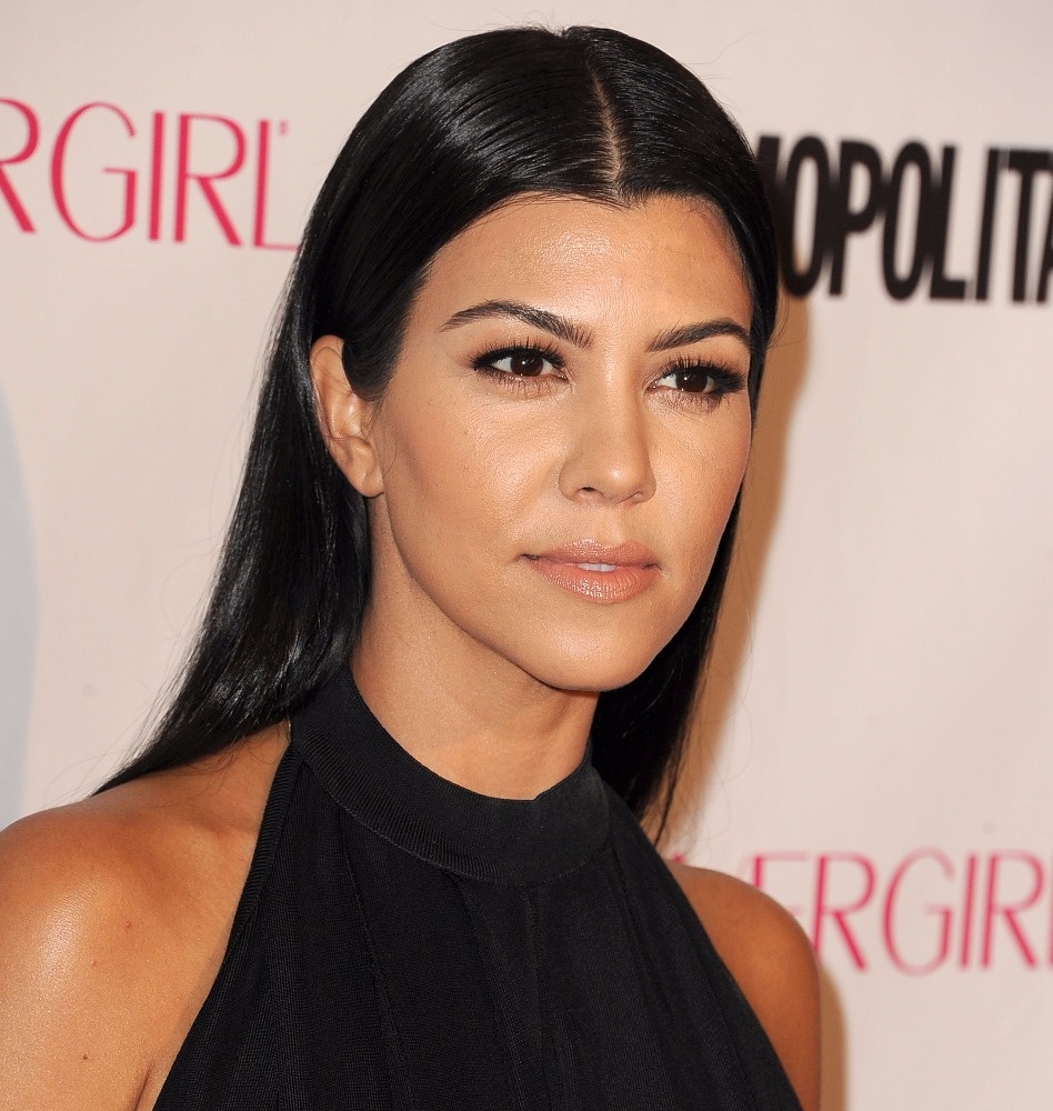 مَن هو طبيب التجميل العربي الذي تعتمده كورتني وكيم كاردشيان؟ تعرّفوا إلى اسمه وجنسيته