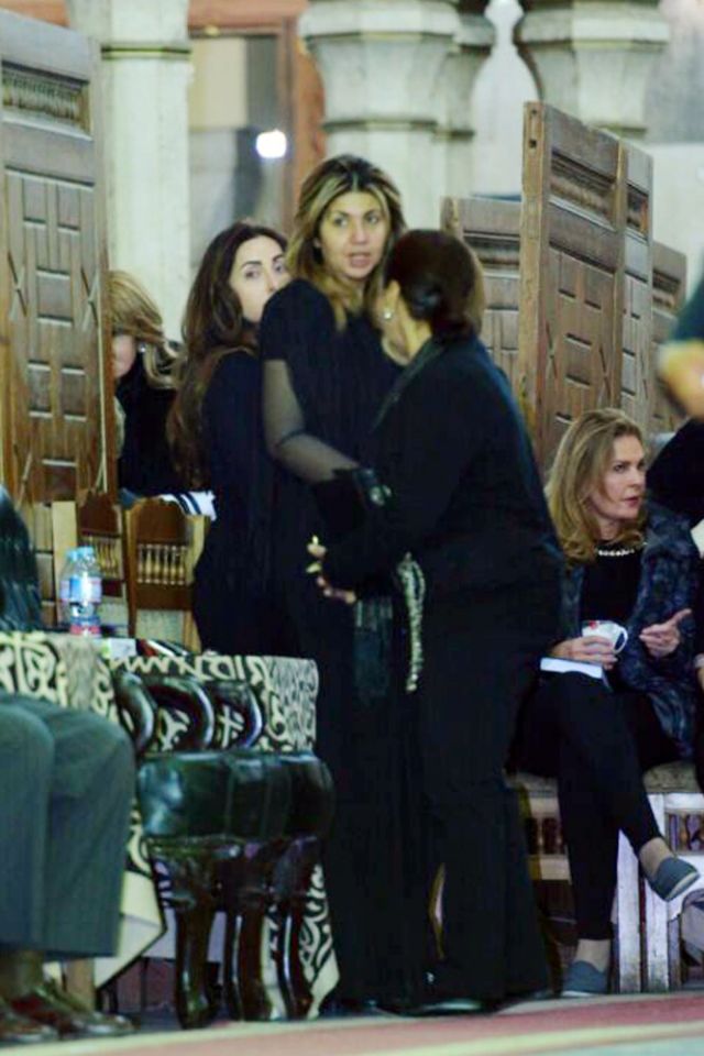 بالصور - انهيار بوسي شلبي في عزاء والدتها.. وهؤلاء النجوم حضروا لمواساتها