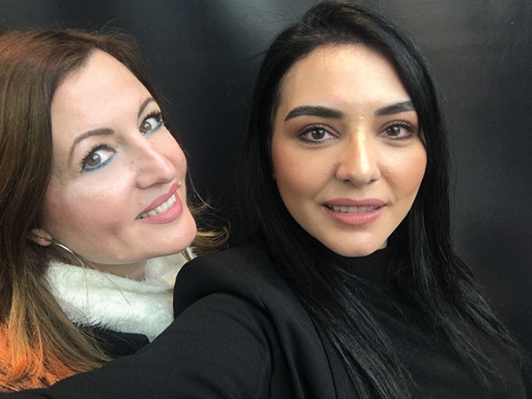 ميريام خيرالله مع الزميلة ماغي باتيار عنيد