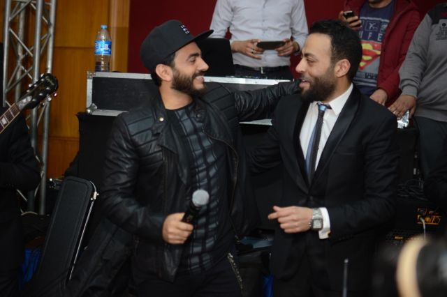 بالصور - تامر حسني يغني ديو ويرقص ويعزف على الدرامز