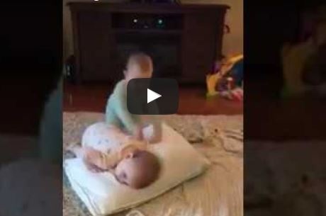 فيديو مدهش - رضيعتان تقلدان مشهداً تمثيلياً.. وما حصل لا يفوق!!