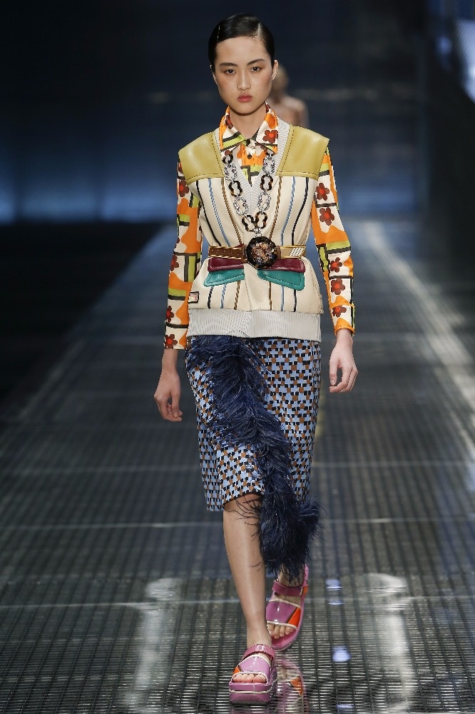 استبدلي العقد اللاصق بهذا الأكسسوار