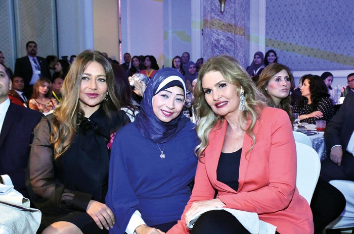 ليلى علوي ويسرا تكافحان سرطان الثدي