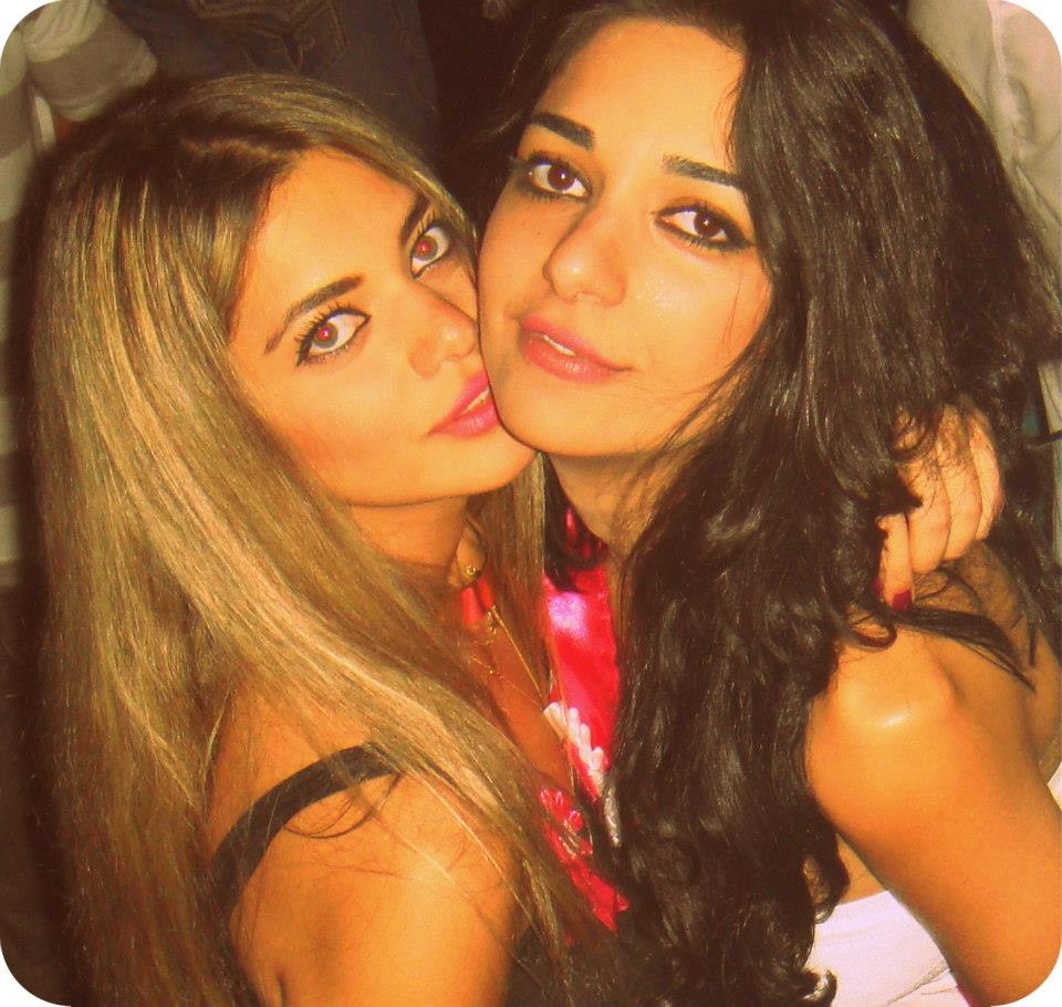 بالصور - هذه الحسناء أشعلت مواقع التواصل... خمنّوا والدها أي نجم عربي شهير!