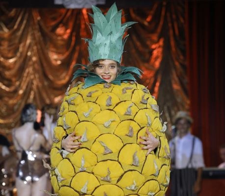 هكذا ستدخلين فاكهة الأناناس على إطلالاتك الصيفية