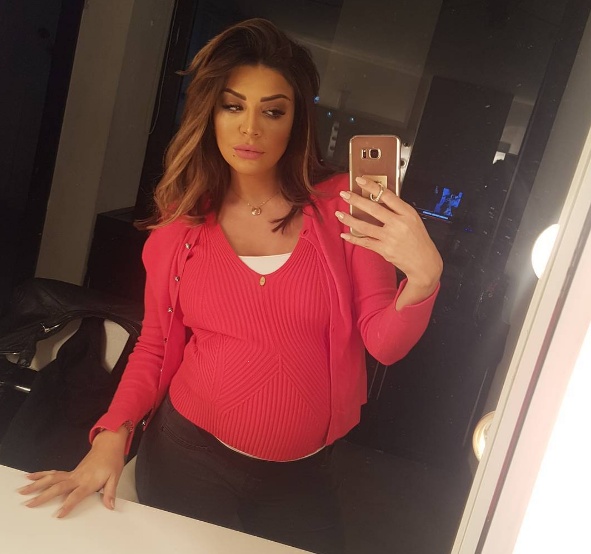 بالصورة - أمل بشوشة تضع طفلتها الأولى.. وهذه رسالتها المؤثرة