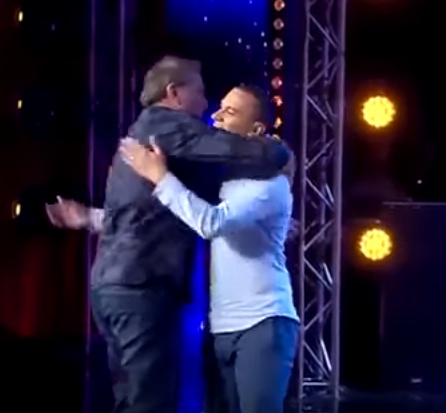 بالفيديو - علي جابر منبهر ويعانق هذا المشترك.. اكتشفوا موهبته الخارقة!!