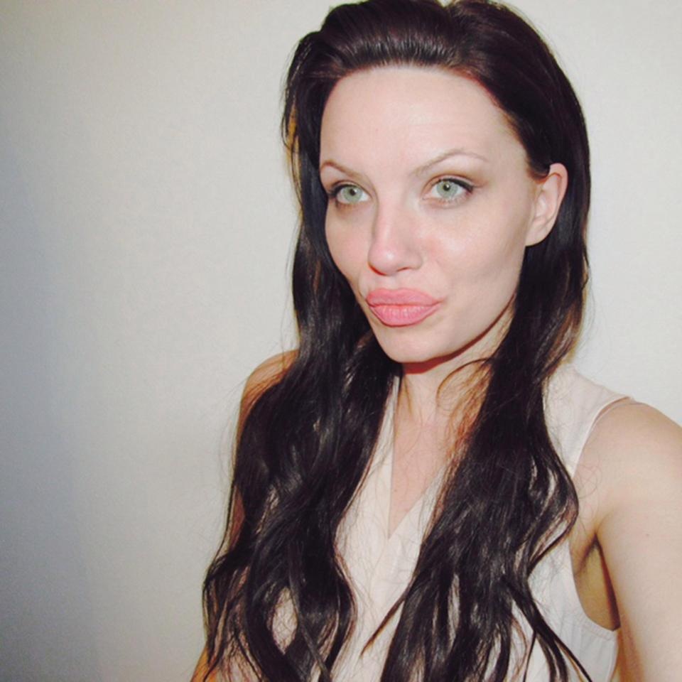 بالصور - كيف أصبحت انجلينا جولي هكذا وما قصة فشل التجميل؟!