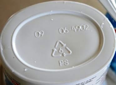 بالفيديو - هذا ما تعنيه هذه الأرقام على العبوات البلاستيكية؟