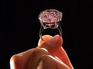 بالصور-  بيع أكبر ماسة زهرية في العالم بسعر خيالي! خمنوا كم بلغ..
