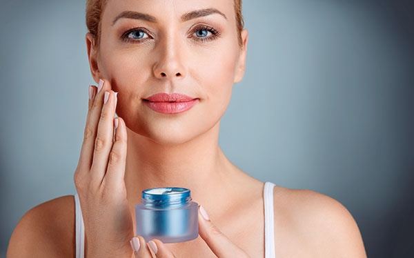 إليك أفضل النصائح للعناية بالبشرة والمحافظة على شبابها في الأربعينيات