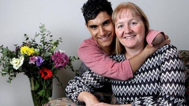 فيديو مؤثر جداً - عراقي تخلّت عنه والدته بسبب إعاقته... وما فعله بعد 17 عاماً أبكى الملايين