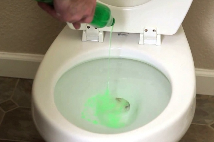 بالفيديو - حيلة بسيطة جداً... هكذا تتخلّصون من مشكلة انسداد المرحاض من دون صيانة