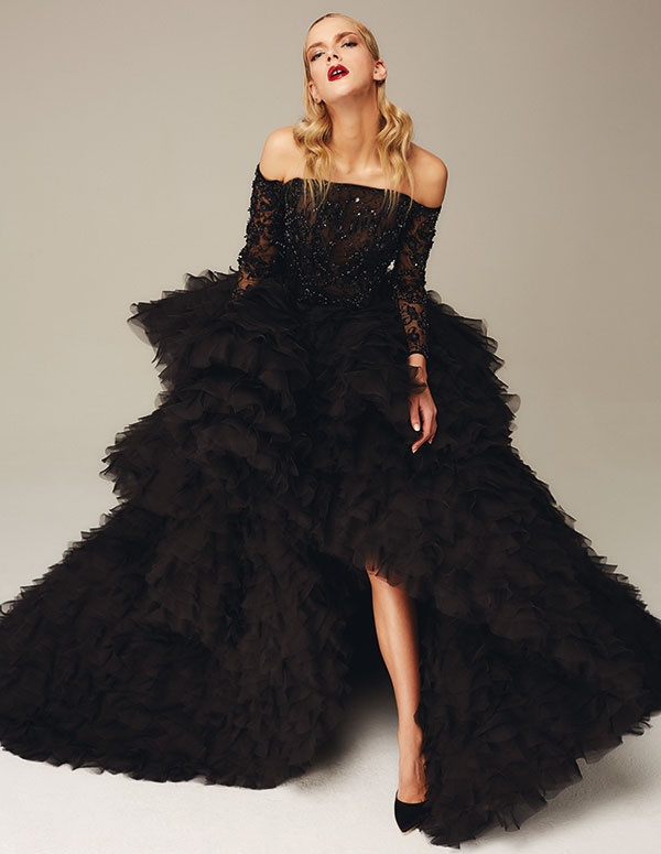 فستان طويل باللون الأسود من Ralph & Russo، مع أبليكيه من أورغنزا الحرير وزخارف من الخرز الزجاجي والبرق اللماع والكريستال وأزهار الساتين.
فستان طويل باللون الأسود من Ralph & Russo، مع أبليكيه من أورغنزا الحرير وزخارف من الخرز الزجاجي والبرق اللماع والكريستال وأزهار الساتين.