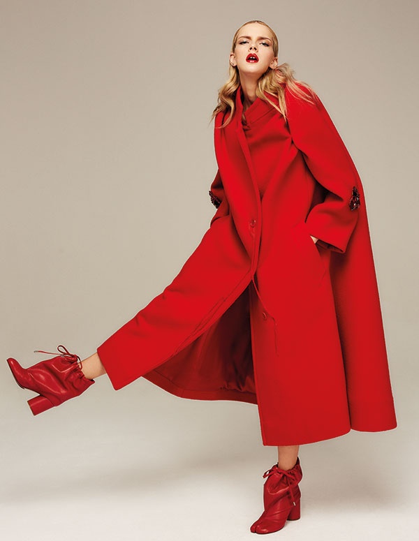 معطف من الصوف الأحمر الملتف وحرير الساتين الأحمر، وجزمة حمراء اللون من Maison Margiela Artisanal من تصميم John Galliano.

