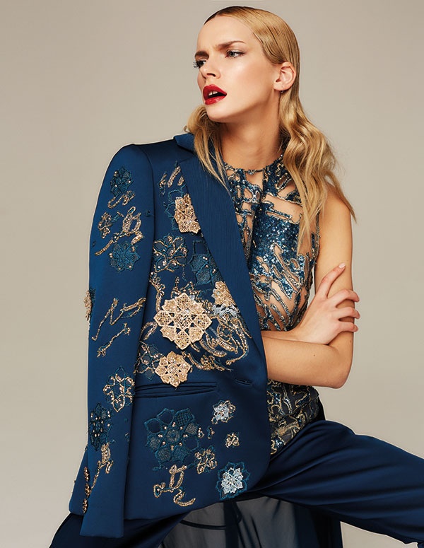 بذلة باللون الكحلي من Elie Saab Haute Couture: سروال من الساتين وسترة مطرزة مع ذيل من الموسلين على الظهر وتوب من دون كمين من التول مع تطريزات أزهار شرقية.
بذلة باللون الكحلي من Elie Saab Haute Couture: سروال من الساتين وسترة مطرزة مع ذيل من الموسلين على الظهر وتوب من دون كمين من التول مع تطريزات أزهار شرقية.