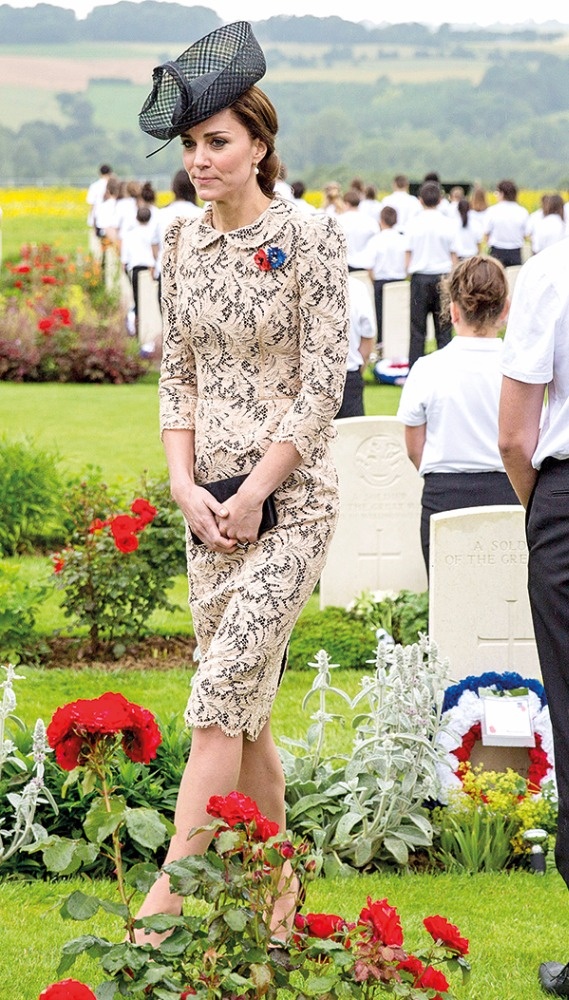 لماذا تحمل كايت ميدلتون حقائبها بيديها كلتيهما؟