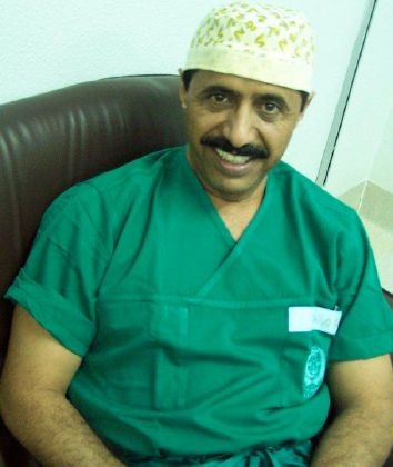 هذا السعودي أصبح واحداً من أشهر جراحي الوجه والفكين في العالم...ما هي قصته؟ وما علاقة قطيع الماشية؟